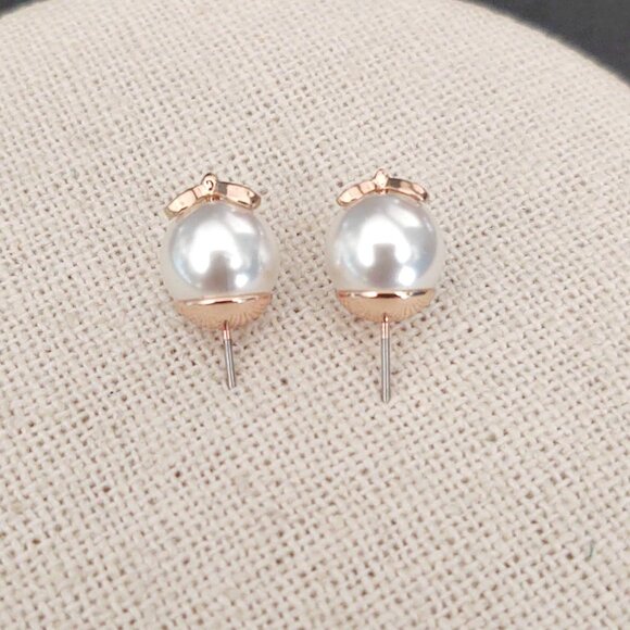Faux pearl stud earrings with gold bows - Picture 5 of 7